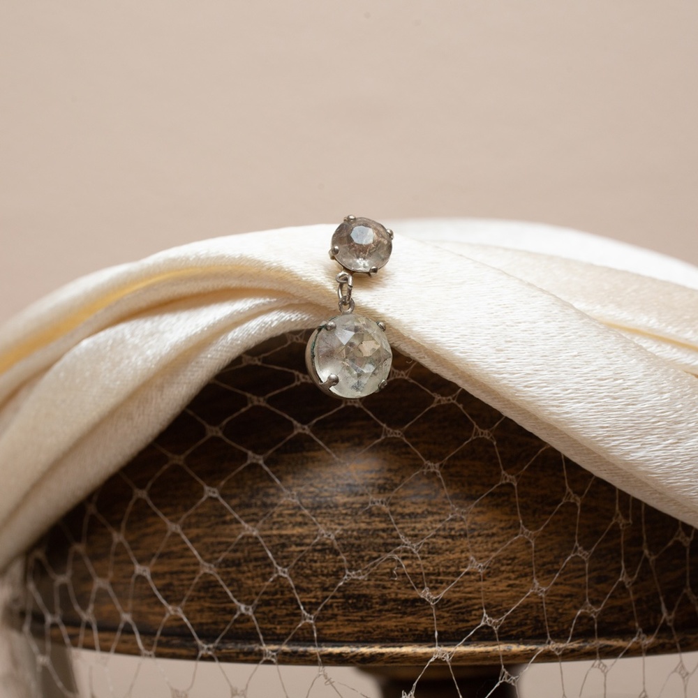 *SOLD* 💎Cream satin vintage 1950s fascinator hat with netting & Rhinestone Drop - Picture 4 of 12